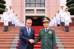 Le ministre vietnamien de la Défense Phan Van Giang (à droite) accueille le ministre français des Armées, Sébastien Lecornu. Photo : VNA