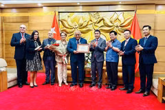 L’ambassadeur de Cuba au Vietnam Orlando Nicolás Hernández Guillén (centre) lors de la cérémonie. Photo: VNA