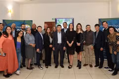 La délégation de l’ambassade du Vietnam au Mexique avec les représentants des entreprises mexicaines. Photo: VNA