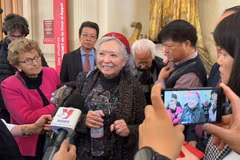 Trân Tô Nga répond à la presse après l’audience à la Cour d’appel de Paris. Photo : VNA