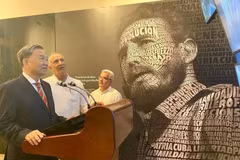 Le dirigeant Tô Lâm visite le Centre Fidel Castro à La Havane dans le cadre de sa visite officielle à Cuba en sa qualité de ministre de la Sécurité publique. Photo : VNA