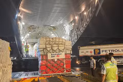 L’Australie achemine par avion-cargo du matériel d’aide d’urgence vers l’aéroport international de Nôi Bài, à Hanoi. Photo: Ambassade d'Australie au Vietnam