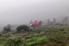 Cette capture d’écran tirée d’une séquence vidéo publiée par le Croissant Rouge iranien le 20 mai 2024 montre des sauveteurs récupérant des corps sur le site de l’accident d’hélicoptère dans une région montagneuse au nord-ouest de l’Iran. Photo : AFP/VNA