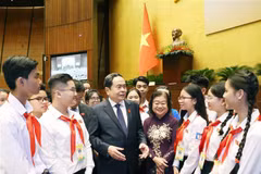 Le président de l’Assemblée nationale Trân Thanh Mân avec les très jeunes députés d’un jour à la deuxième session simulée de l’Assemblée nationale des enfants. Photo: VNA