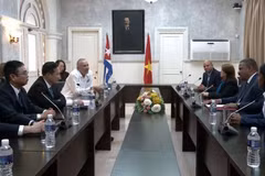 Le vice-président de la Cour populaire suprême Nguyên Van Tiên (à droite) s’entretient avec le président de la Cour populaire suprême de Cuba, Rubén Remigio Ferro. Photo: VNA