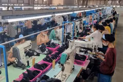 Dans l'usine de la Compagnie de production de chaussures de Ha Hoa, province de Phu Tho (Nord). Photo : VNA