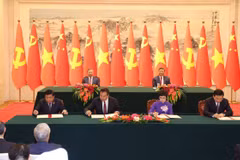 Le ministre vietnamien du Plan et de l’Investissement Nguyên Chi Dung (première à partir de la gauche, 1er plan) et le président de l’Agence chinoise de coopération internationale pour le développement Luo Zhaohui (4e) signent le protocole d’accord, à Pékin, le 19 août. Photo: VNA