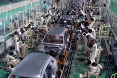 Ligne de soudage robotisée de carrosserie chez Thaco Mazda dans la zone économique ouverte de Chu Lai, à Quang Nam. Photo : VNA
