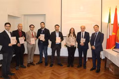Lors de la cérémonie de sortie du livre. Photo : VNA