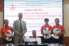 Cérémonie de remise une lettre de félicitations à Lê Van Công (centre). Photo : Tuoitre