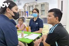  Nguyên Hoang Bao, 9 ans, originaire de la province de Lâm Dông, étudie avec enthousiasme. Photo: VOV