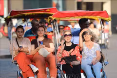 Touristes visitant le vieux quartier de Hanoi. Photo: VNA