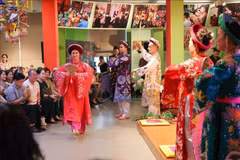 Défilé des costumes des médiums. Photo: VNA