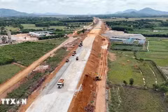 Construction du tronçon Hàm Nghi - Vung Ang sur l’autoroute Nord-Sud. Photo : VNA
