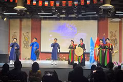 Présentation des chants populaires Quan ho de Bac Ninh lors de l’événement. Photo: VNA