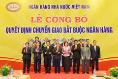 Le vice-Premier ministre Hô Duc Phoc (centre, 1er rang), la gouverneure de la Banque d’État du Vietnam, Nguyên Thi Hông et les responsables de CB, OceanBank, Vietcombank et MB. Photo : VNA