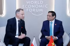 Le Premier ministre Pham Minh Chinh (à droite) rencontre le président polonais Andrzej Duda, en marge de la 15e réunion annuelle des nouveaux champions du WEF. Photo : VNA