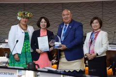 La vice-ministre vietnamienne de la Santé Nguyên Thi Liên Huong recevant un certificat et une plaque d’honneur en récompense du succès du Vietnam dans l’élimination réussie du trachome. Photo : nhandan.vn