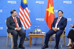 Le Premier ministre Pham Minh Chinh (à droite) et le ministre malaisien de l'Économie Rafizi Ramli, à Kazan, en Russie. Photo: VNA