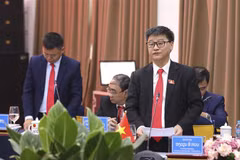 Le chef du comité de contrôle du PCV de Diên Biên, Nguyên Sy Quân (debout, en lunettes) s’exprime lors de l’événement, à Diên Biên Phu, le 18 septembre. Photo : VNA