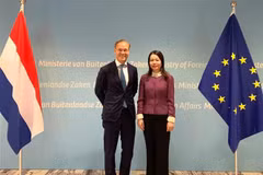 Le prince Jaime de Bourbon de Parme, envoyé du gouvernement néerlandais pour le climat, recevant la vice-ministre vietnamienne des Affaires étrangères Nguyên Minh Hang. Photo : VNA