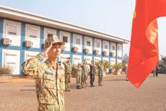 Des officiers lors d’une cérémonie des couleurs à la mission EUTM - RCA. Photo : EUTM-RCA/CVN