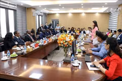 Le président bissau-guinéen Umaro Sissoco Embaló rencontre les responsables de l’Institut de recherche sur les grandes cultures (FCRI). Photo: VNA