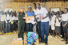 Le lieutenant-colonel Bui Phuong Lân représente la mission du ministère de la Sécurité publique auprès de la MINUSS pour remettre des cadeaux aux élèves de l’école primaire Unity. Photo: ministère de la Sécurité publique