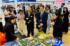 Les représentants du comité d’organisation et des invités visitent un stand. Photo: CVN