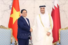 Le Premier ministre vietnamien Pham Minh Chinh (à gauche) et son homologue qatari Mohammed bin Abdulrahman bin Jassim Al Thani se serrent la main, à Doha. Photo : VNA