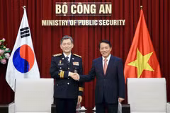 Le ministre de la Sécurité publique Luong Tam Quang (à droite) et le commissaire général de l'Agence nationale de police sud-coréenne (KNPA), Cho Ji-ho .