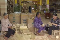 La directrice de la coopérative Thuy Tuyêt, Truong Thi Bach Thuy (assise à droite) reste attachée à la vannerie de Phu Tân. Photo: soctrang.dcs.vn