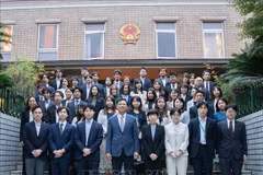 L’ambassadeur du Vietnam au Japon, Pham Quang Hiêu pose avec les représentants des bureaux locaux japonais basés à Tokyo. Photo: VNA