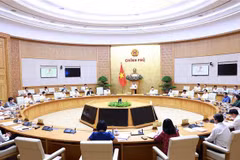 Le Premier ministre Pham Minh Chinh (centre) lors de la réunion du gouvernement consacrée au travail législatif, à Hanoi, le 24 août. Photo : VNA