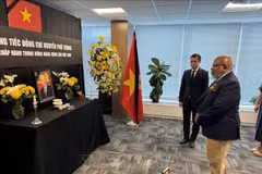 Le président de la 78e Assemblée générale de l’ONU, Dennis Francis, signe le livre de condoléances ouvert à la mission permanente du Vietnam auprès de l’ONU, le 26 juillet. Photo: VNA