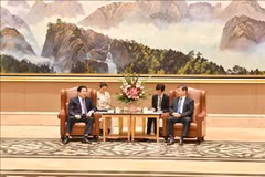 Phan Dinh Trac, membre du Politburo, secrétaire du Comité central du PCV et président de sa Commission des affaires intérieures (à gauche) rencontre Zhou Zuyi, membre du Comité central du PCC et secrétaire du Comité provincial du Parti du Fujian. Photo : VNA