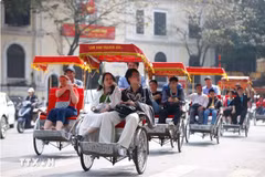 Les visiteurs découvrent Hanoi en cyclo-pousse. Photo: VNA
