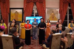 Défilé de mode des épouses des diplomates de l’ambassade du Vietnam aux États-Unis. Photo: VNA