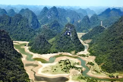Vue panoramique en haut de la montagne Mat Thân Nui. Photo: VNP