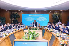 Le président de la Commission du contrôle du Comité central du PPRL et président de l’Autorité d’inspection de l’État du Laos Khamphan Phommathat lors de sa séance de travail avec les responsables de BIDV. Photo: VNA