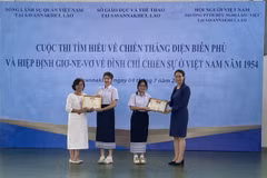 Remise des prix aux élèves gagnants du concours de connaissances sur la victoire de Diên Biên Phu et l’Accord de Genève. Photo : VNA