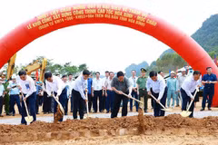 Le Premier ministre Pham Minh Chinh (troisième à partir de la droite) assiste à la cérémonie de mise en chantier du projet d’autoroute Hoa Binh – Môc Châu. Photo : VNA