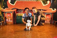 L’artiste de marionnettes sur l’eau Phan Thanh Liêm et son élève, Hoàng Huong Giang. Photo Photo gracieuseté de Phan Thanh Liêm
