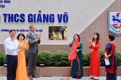 L'ambassadeur de France au Vietnam, Olivier Brochet (3e à gauche), et la directrice du collège Giang Vo, Tô Thi Hai Yên (3e à droite), ont coupé la bande d'inauguration de la plaque LabelFrancÉducation. Photo : CTV/CVN