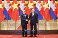 Le président de l’Assemblée nationale Trân Thanh Mân (à droite) et le roi du Cambodge Norodom Sihamoni se serrent la main, à Hanoi, le 28 novembre. Photo : VNA