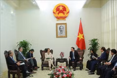 Le vice-Premier ministre Trân Hông Hà recevant la directrice générale adjointe de l’Agence française de développement (AFD), Marie-Hélène Loison, à Hanoi, le 17 mai. Photo: VNA