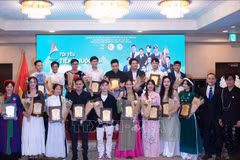 Les finalistes posent pour une photo de souvenir. Photo : VNA 