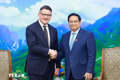 Le Premier ministre Pham Minh Chinh (à droite) serre la main du ministre-président du Land de Hesse Boris Rhein, à Hanoi, le 28 novembre. Photo : VNA