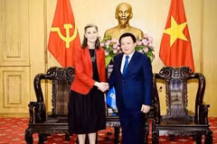 Le professeur Nguyên Xuân Thang, membre du Politburo, directeur de l’Académie nationale de politique Hô Chi Minh (HCMA) serre la main de la représentante résidente du PNUD au Vietnam, Ramla Khalidi, le 17 octobre. Photo : VNA