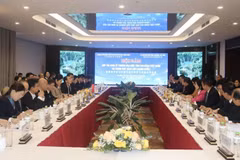 Lors des entretiens entre la province vietnamienne de Cao Bang et la ville chinoise de Baise, dans la région autonome Zhuang du Guangxi. Photo: VNA